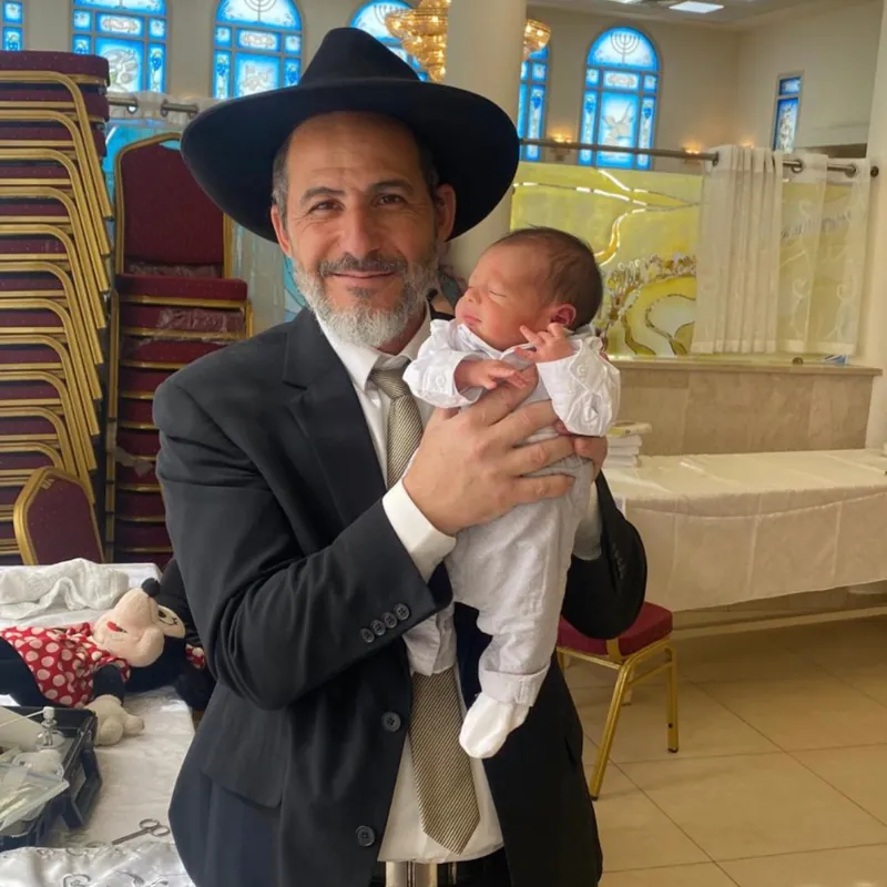 ר' אורן כהן מוהל מוסמך מחזיק תינוק