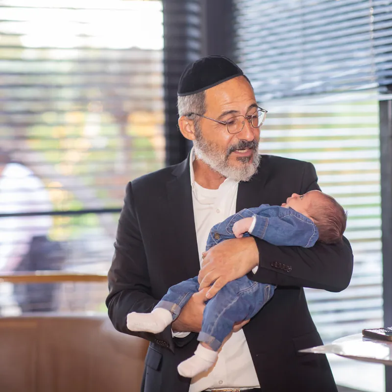 ר' אורן כהן מחזיק תינוק